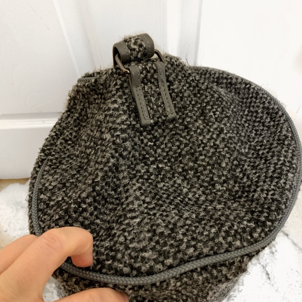 Gorgeous Oscar de la Renta Tweed Duffle Bag - Picture 5 of 8